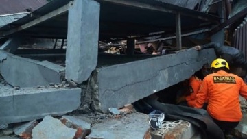 Ινδονησία: Στους 73 οι νεκροί από τον σεισμό των 6,2 Ρίχτερ