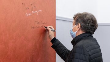 Εγκαινιάστηκε το Γραφείο Υποστήριξης Θυμάτων Τρομοκρατίας - Δημιουργήθηκε «τοίχος μνήμης»