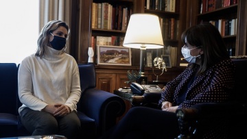 Η Σοφία Μπεκατώρου στο Προεδρικό Μέγαρο - Συναντήθηκε με τη Σακελλαροπούλου