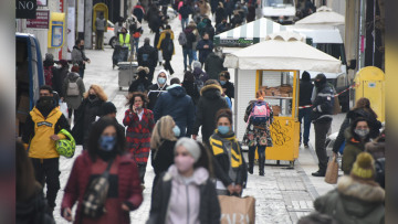 Λιανεμπόριο: Ουρές στα καταστήματα παρά το τσουχτερό κρύο 