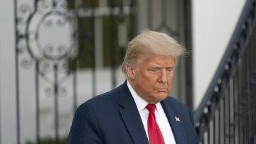 Τραμπ: Απομονωμένος και με τη δημοτικότητα… στα τάρταρα αφήνει τον Λευκό Οίκο