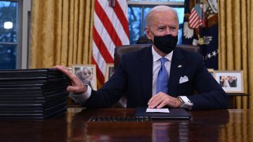 Βίντεο: Ο Τζο Μπάιντεν έφτασε στον Λευκό Οίκο και έπιασε δουλειά- Υπέγραψε το διάταγμα επιστροφής στη Συμφωνία του Παρισιού	      