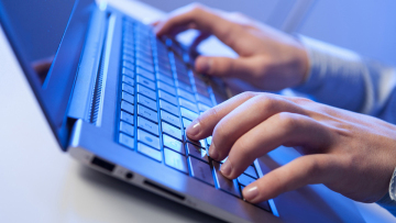 Σάλος με ανάρτηση του αντιπροέδρου του Σωματείου Ξενοδοχοϋπαλλήλων Ρόδου: «Δεν γ...ς κομμουνίστρια» 