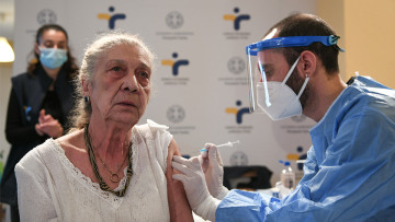 Εμβολιασμοί: Ποιοι παίρνουν σειρά να σηκώσουν τα μανίκια - Ανοίγει σήμερα η πλατφόρμα για τους 80ρηδες