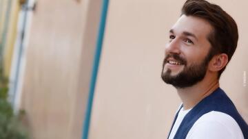 Ο Θοδωρής Βουτσικάκης διηγείται διαδικτυακά την «Όμορφη Ζωή» του - Video