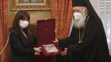 Η Σακελλαροπούλου πήγε στον Ιερώνυμο - Τι είπαν για το εμβόλιο και τις σχέσεις Εκκλησίας - κράτους