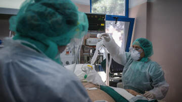 Κρούσματα: Αυξάνονται οι εισαγωγές στα νοσοκομεία της Αττικής - Ποιες περιοχές «κοκκινίζουν»