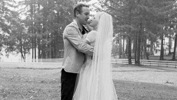 Η Πάμελα Άντερσον παντρεύτηκε για τέταρτη φορά - Φωτογραφίες από τον γάμο με τον σωματοφύλακά της 