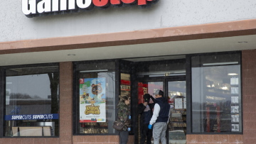 GameStop: Σάλος και αγωγές κατά της Robinhood μετά την αναστολή συναλλαγών στη μετοχή της
