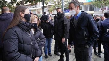 Μητσοτάκης: Βόλτα στους δρόμους των Τρικάλων