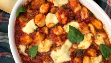 Χειροποίητα νιόκι στο φούρνο με κόκκινη σάλτσα και βασιλικό