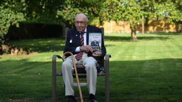 Τομ Μουρ: Πέθανε ο βετεράνος του Β' Παγκοσμίου Πολέμου που συγκέντρωσε 32 εκατ. λίρες για το NHS