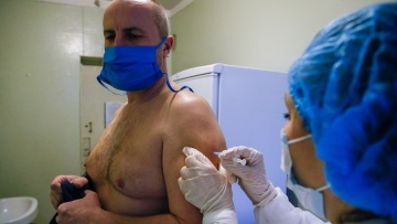 Ουκρανία: Οι αυτονομιστές ξεκίνησαν τους μαζικούς εμβολιασμούς με το ρωσικό εμβόλιο Sputnik-V