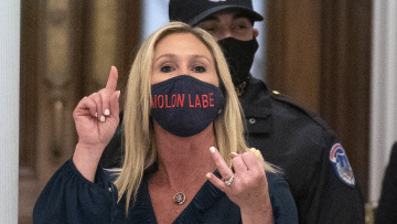ΗΠΑ: Η βουλευτής με την μάσκα «Μολών Λαβέ» που πιστεύει στην συνωμοσία QAnon και σε... διαστημικά λέιζερ