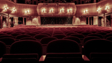 Ο λαμπερός κύριος «Πάρτον» πρωταγωνιστής σε ιστορίες σεξουαλικής παρενόχλησης και χυδαιότητας