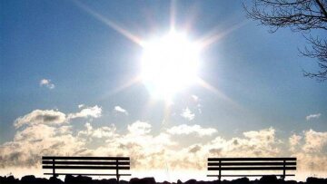 Καιρός: Λίγες νεφώσεις και υψηλές για την εποχή θερμοκρασίες - Αλλαγή σκηνικού από το βράδυ της Κυριακής