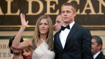 Η «αινιγματική» selfie της Τζένιφερ Άνιστον - Κρύβεται πίσω της ο Μπραντ Πιτ; 