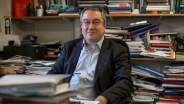 Μόσιαλος για AstraZeneca: Δεν καταγράφηκε αυξημένος κίνδυνος θρόμβωσης 