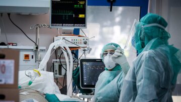 Κορωνοϊός: «Έσπασε το φράγμα» των 2.000 νοσηλευομένων στα νοσοκομεία - Πάνω από 300 οι διασωληνωμένοι 