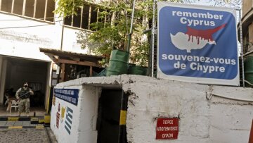 Κυπριακό: Άτυπη πενταμερής με την Τουρκία να παίζει το χαρτί των δύο κρατών, με όλους απέναντι της