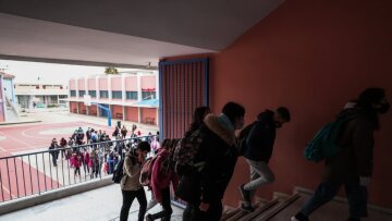 Σχολεία: Αποφασίζουν αύριο ή την Πέμπτη οι λοιμωξιολόγοι - Προτεραιότητα σε Γυμνάσια και Λύκεια