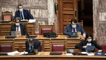 Βουλή: Σφοδρή αντιπαράθεση για πανεπιστημιακή αστυνομία και διαδηλώσεις