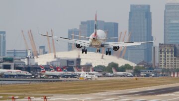 Σάλος μετά τη δήλωση του Βρετανού υπουργού Μεταφορών: Μην κάνετε ακόμα κρατήσεις για διακοπές 