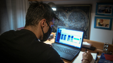 Σχολεία: Επιστρέφουν στην τηλεκπαίδευση οι μαθητές - Πάει για επέκταση το σχολικό έτος;