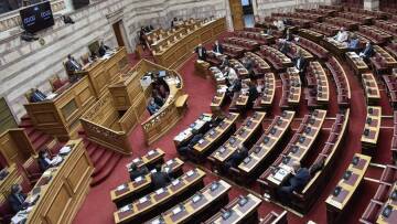 Βουλή: Με σφοδρή αντιπαράθεση ξεκίνησε η συζήτηση του νομοσχεδίου για την πανεπιστημιακή αστυνομία