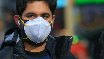 Κορωνοϊός - Κέντρο ελέγχου λοιμώξεων ΗΠΑ: Φοράτε διπλή μάσκα για να σταματήσει η διασπορά