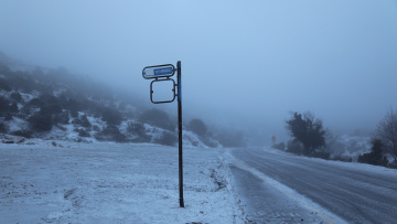 Καιρός: Έκλεισε η λεωφόρος Πάρνηθας από το ύψος του τελεφερίκ λόγω χιονόπτωσης