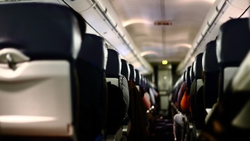 Κρητικός γυναικολόγος έκοβε με μαχαίρι τις ζώνες ασφαλείας από αεροπορικά καθίσματα και τις κρατούσε ως... τρόπαια