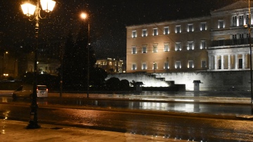Δείτε βίντεο: Χιόνια και στο Σύνταγμα