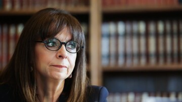 Σακελλαροπούλου σε Μπιμπίλα: Κέρδος για το θέατρο η αποτίναξη του φόβου