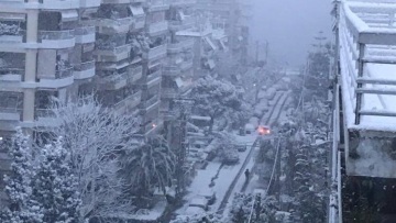 Κακοκαιρία «Μήδεια»: Χιόνια ως τη θάλασσα στο Παλαιό Φάληρο 