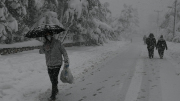 Κακοκαιρία «Μήδεια»: Δύσκολη νύχτα στην Αττική – Σε ποιες περιοχές θα συνεχίσει να χιονίζει 