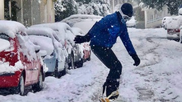 Χιόνια στην Αθήνα: Οι Αθηναίοι βγήκαν για… σκι και snowboard – Δείτε βίντεο και φωτογραφίες