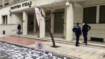 «Εισβολή» με πανό υπέρ του Κουφοντίνα στο υπουργείο Υγείας: Στις 61 οι συλλήψεις