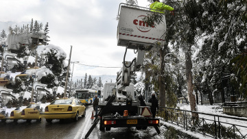 Μάχη για να ηλεκτροδοτηθούν τα τελευταία 10.000 νοικοκυριά σε Αττική 