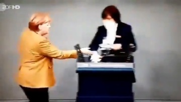 Δείτε βίντεο: Όταν η Μέρκελ παθαίνει… πανικό επειδή ξέχασε τη μάσκα της