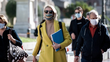 Κορωνοϊός: Ανησυχία για κρούσματα και μεταλλάξεις - Σήμερα οι ανακοινώσεις για τη διπλή μάσκα