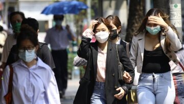 Κορωνοϊός - Καλά νέα από τον ΠΟΥ: Μειώθηκαν στο μισό τα κρούσματα παγκοσμίως σε ένα μήνα