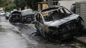Εμπρησμοί στον Νέο Κόσμο: Άγνωστοι έκαψαν οχήματα και κάδους