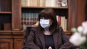 Κατερίνα Σακελλαροπούλου: Αναρχικοί πέταξαν τρικάκια στο σπίτι της για τον Δημήτρη Κουφοντίνα 