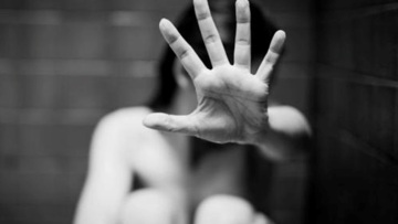 Ελληνικό MeToo: Γνωστή ηθοποιός κατήγγειλε τον βιασμό της στο σπίτι πασίγνωστου σκηνοθέτη