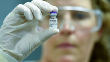 Εμβόλιο για τον κορωνοϊό: Η κοινοπραξία Pfizer/BioNTech δοκιμάζει τρίτη δόση για τη νοτιοαφρικανική μετάλλαξη