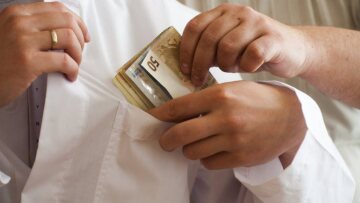 Κάλυμνος: Συνελήφθη γιατρός που έπαιρνε «φακελάκι»