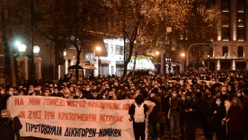 Ολοκληρώθηκε η πορεία για τον Κουφοντίνα - Άνοιξαν και πάλι οι δρόμοι στο κέντρο της Αθήνας