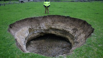 Νίσυρος: Κρατήρες και ρωγμές «ξεφύτρωσαν» στο έδαφος - Δείτε φωτογραφίες