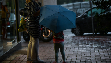 Καιρός στην Αθήνα: Τοπικές βροχές στα βόρεια με ισχυρούς ανέμους  - Υποχωρεί η θερμοκρασία 